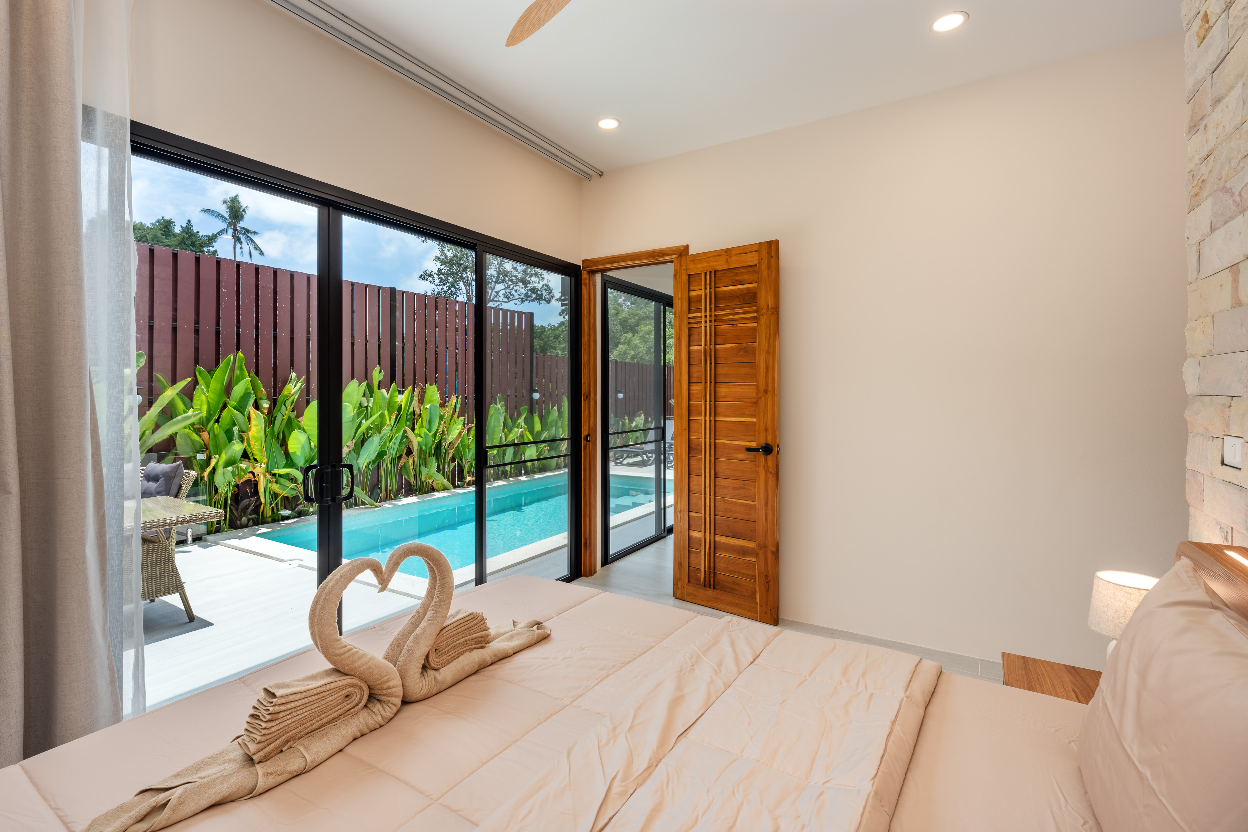 Master bedroom of N25 Thalía — Iremia Residence, Bo Put
