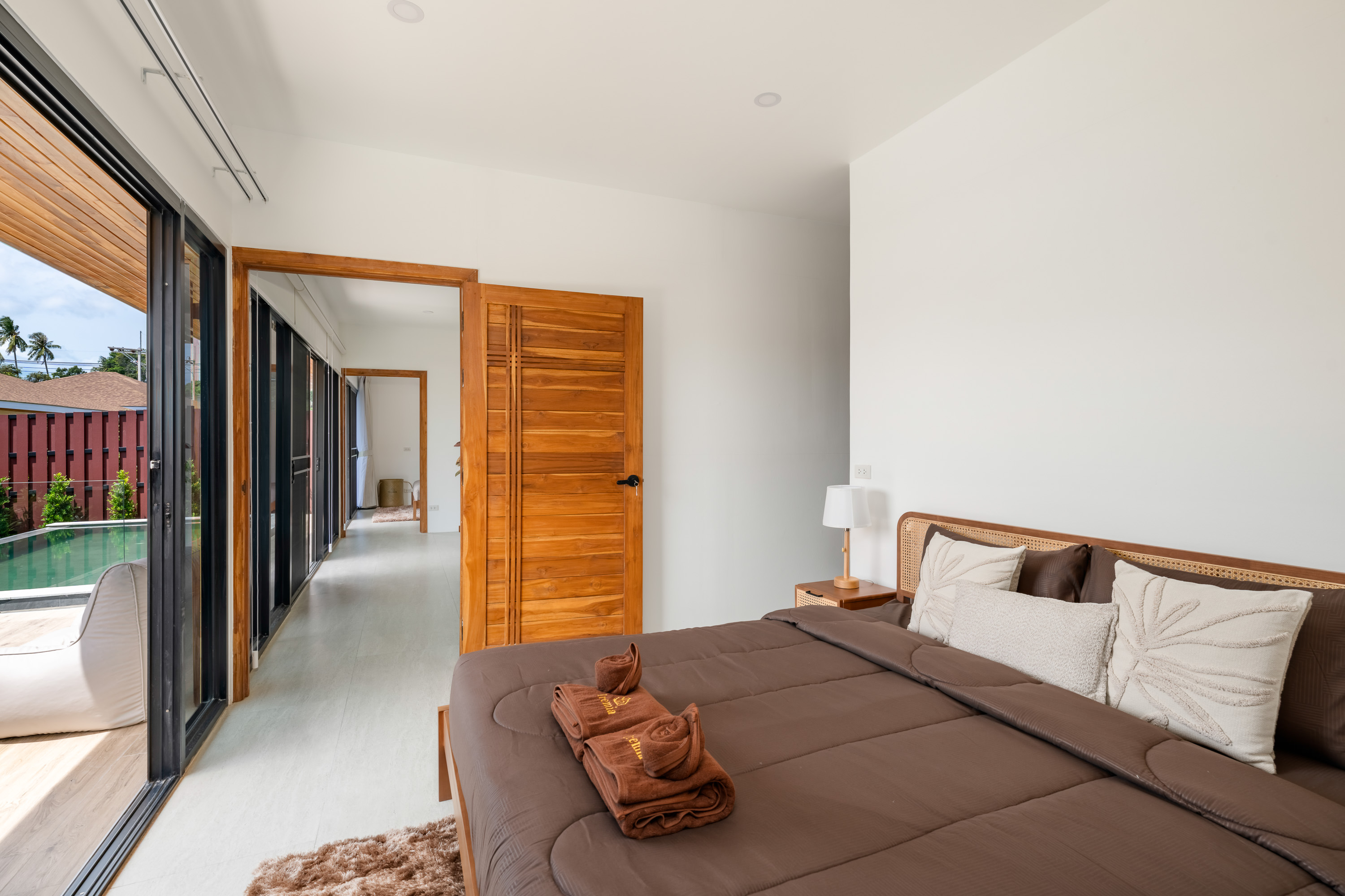 Contemporary bright bedroom in N27 The Light Villa, Bo Put